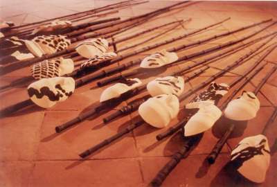 Assemblage. Installation Masques et bambous